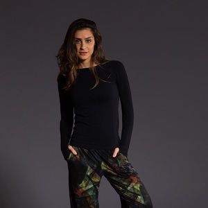 Onzie hot yoga seamless long sleeve top black 344